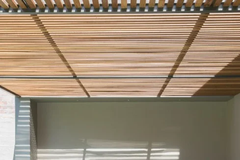 Eine Terrassenüberdachung aus Holz